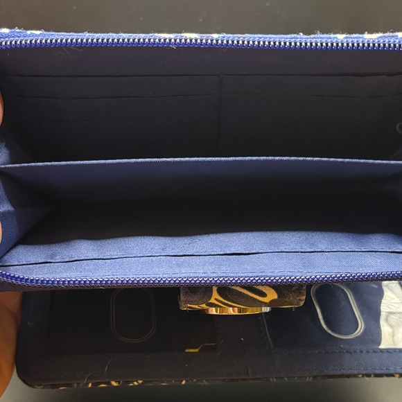 Vera Bradley Blue and White Patterned Wallet RFID - Picture 5 of 7